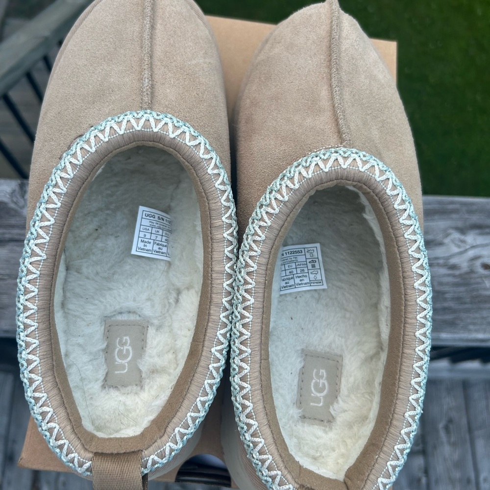 UGG Tazz Platform Slippers size 9 in Mustard Seed